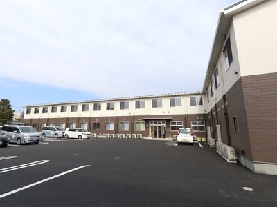 明るく広い施設の外観