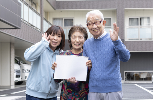 明るい表情の三人組み