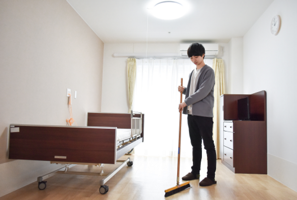 居室の掃除をするスタッフ