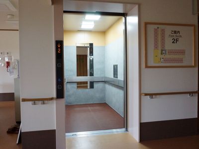 エレベーター前の廊下