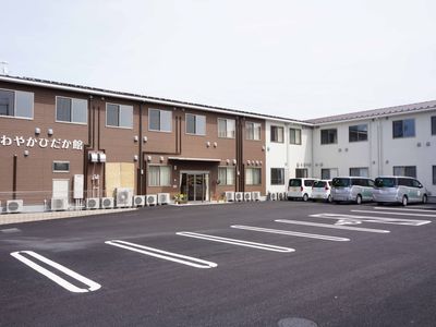 明るい外観の建物エントランス