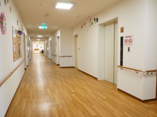  明るく清潔な廊下  
