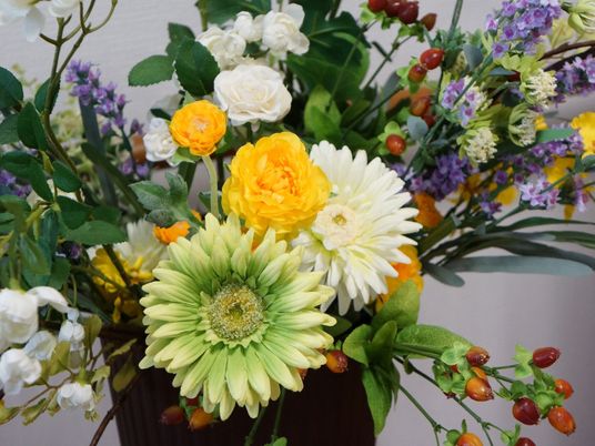 色鮮やかな造花のアレンジメント 