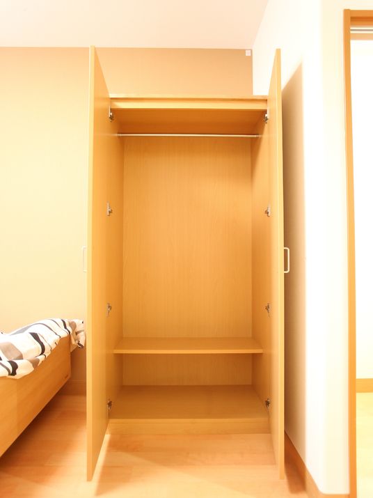 居室内の開いたクローゼット