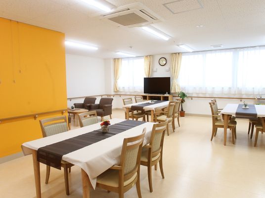 明るい食堂の様子