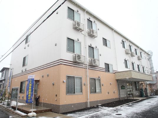 雪降る建物の外観