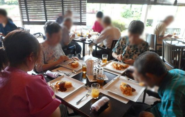 和やかな食事風景のダイニングルーム