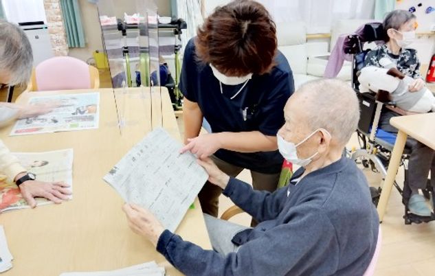 活動支援するスタッフと利用者