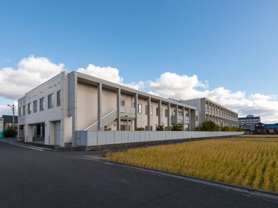 白い建物の外観