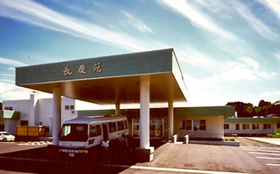 広い駐車スペースの外観