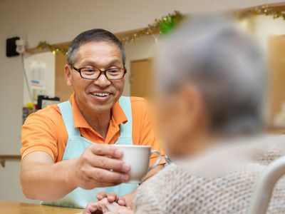 笑顔のスタッフと利用者