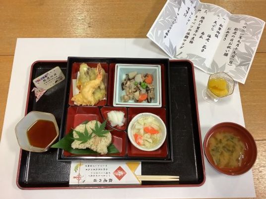食事が並ぶ膳
