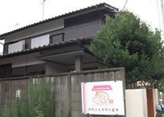 緑に囲まれた外観