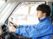 配送員が運転する車内