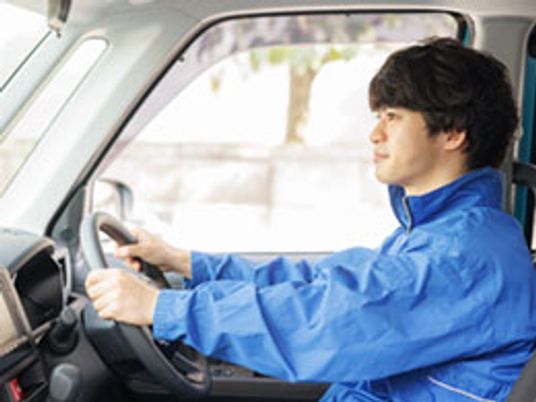 配送員が運転する車内