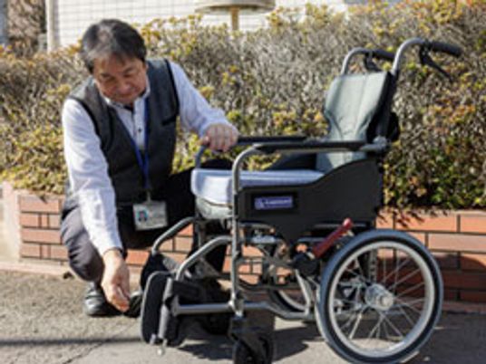 笑顔のスタッフと車椅子
