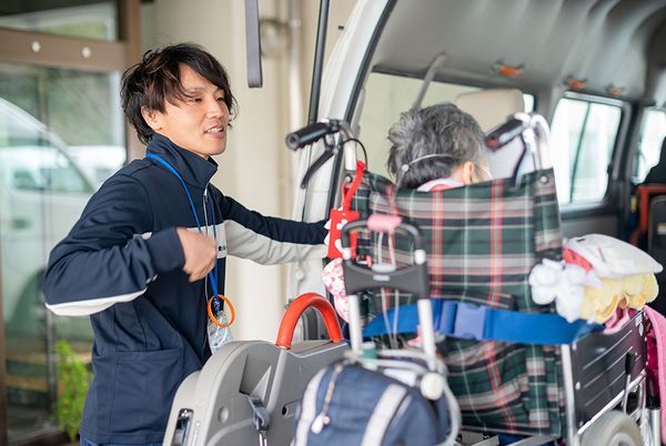 笑顔で車椅子サポート
