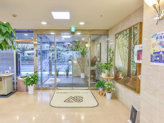  明るいエントランス風景  