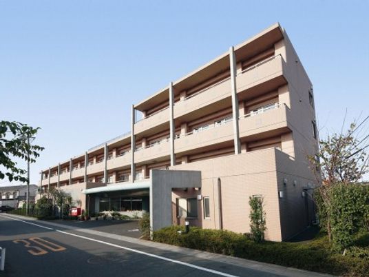 明るい日差しの外観