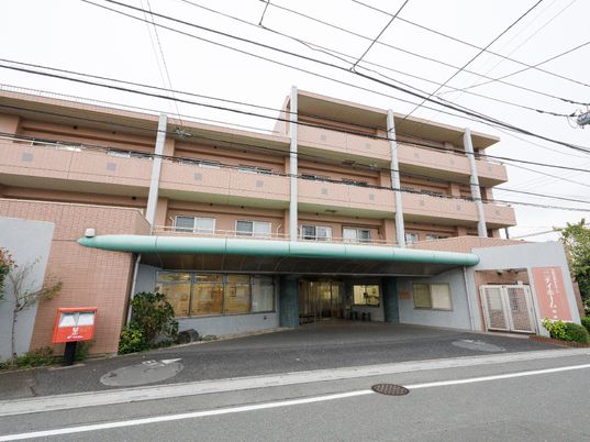 エントランスの明るい建物