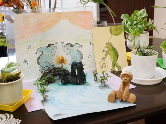 創作絵画と植物の装飾