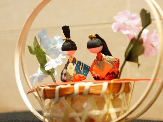 飾り人形と花のディスプレイ