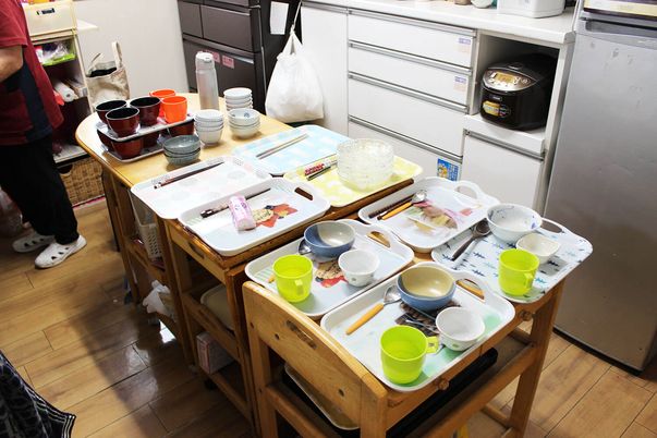 多くの食器が並ぶキッチン