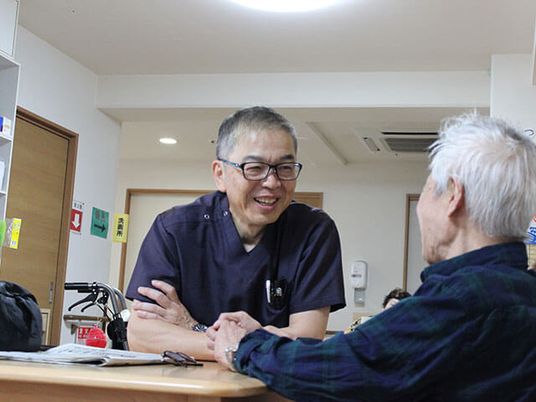 笑顔で会話するスタッフと利用者