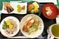 和食の並ぶ食事風景