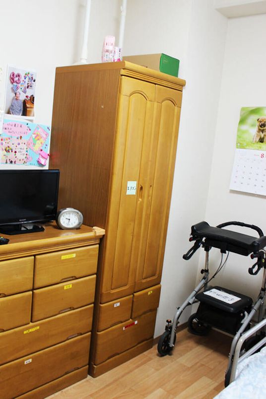 木製の家具が並ぶ居室