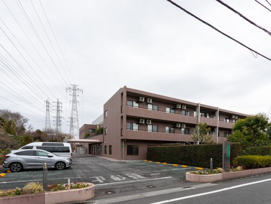 落ち着いた外観の建物