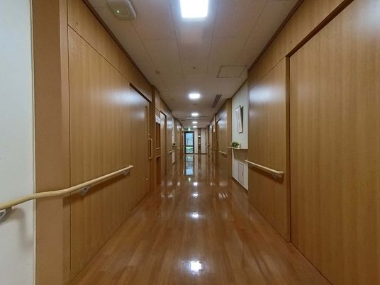 木製の長い廊下