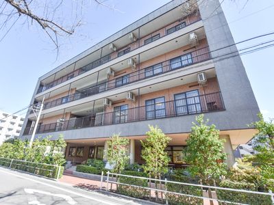 多階層の建物の外観
