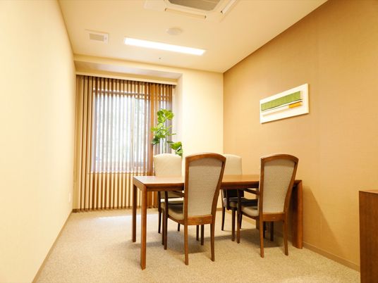 暖色系の居室内部景