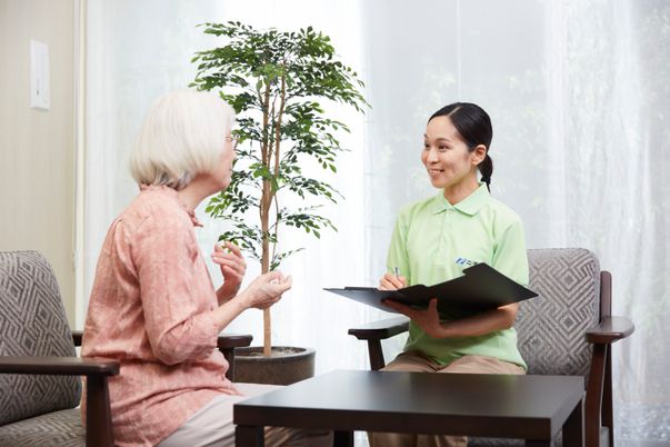 会話するスタッフと利用者