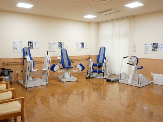 機能訓練機器が並ぶ部屋