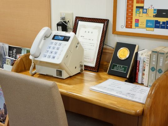 受付台と資料