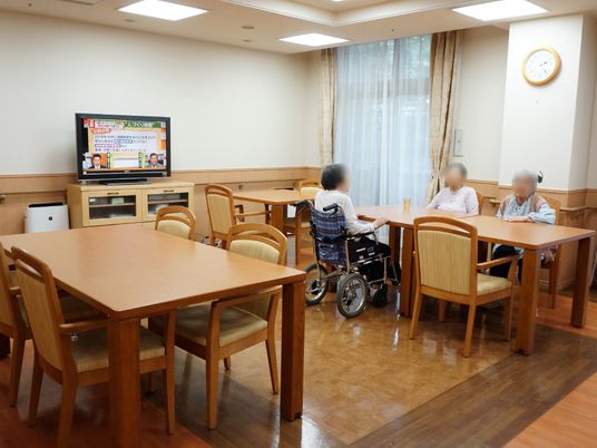 明るい広い食堂の様子