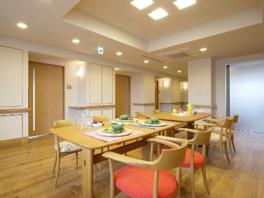 明るく広々とした食堂
