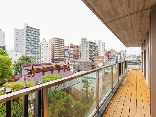明るい都市景観のバルコニー