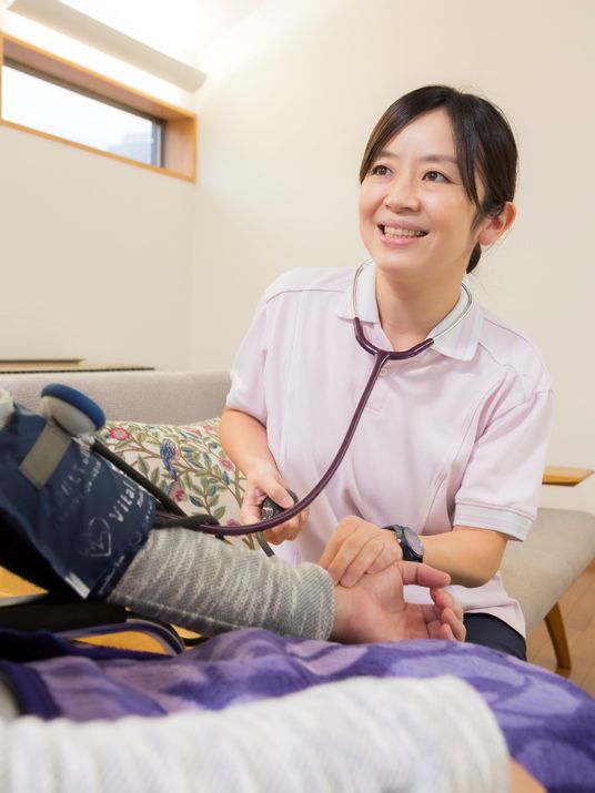 血圧測定をするスタッフ