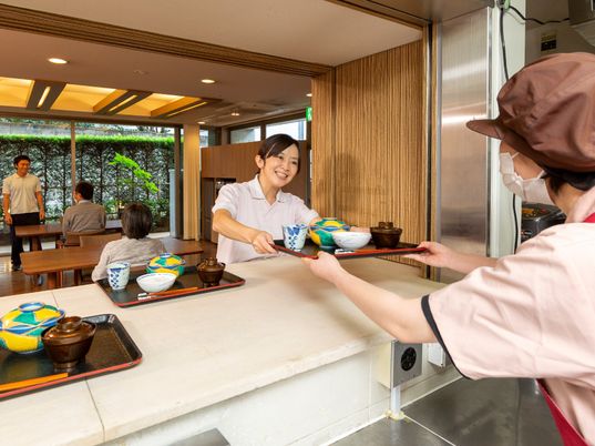 スタッフが明るい食堂