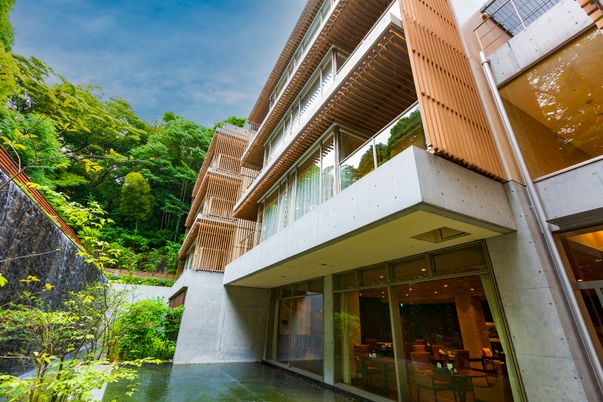 緑に囲まれた建物外観