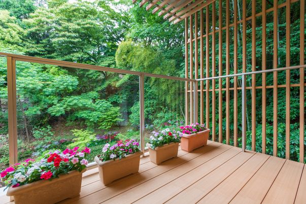 緑豊かなテラスの景観