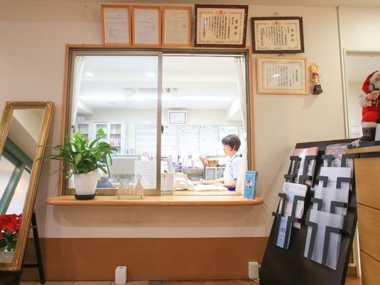 スタッフが対応するフロント