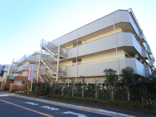 建物外観と美しい庭