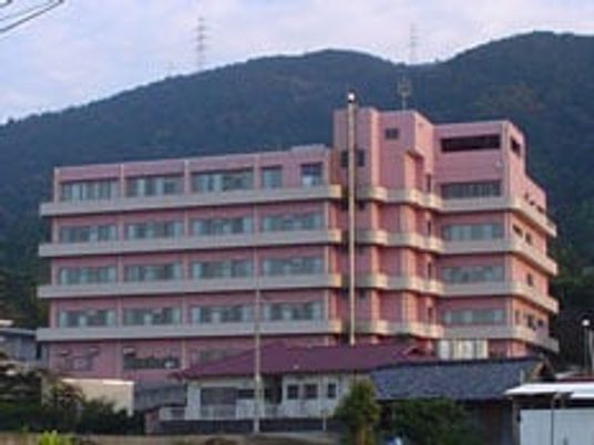 山を背にした建物外観