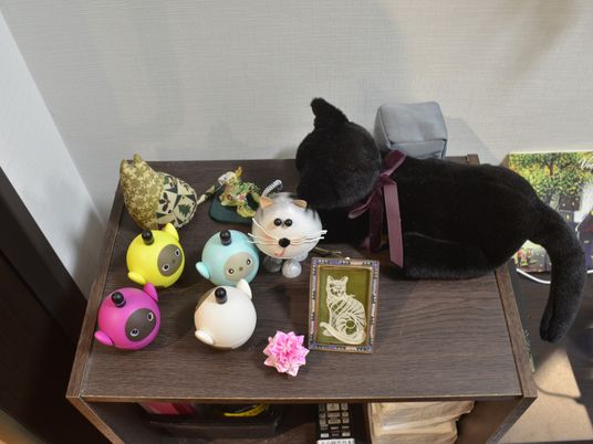 可愛らしい装飾品の棚