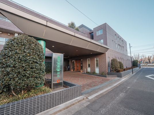 レンガ調の建物外観