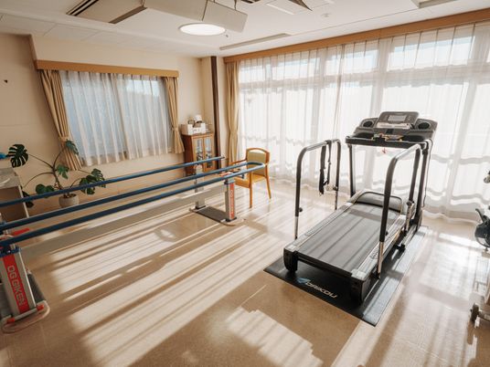 光が差し込む訓練室